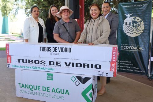 Nancy Valdez entrega subsidios de calentadores solares en Ocoyoacac